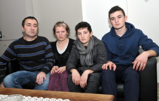 Fatlum (rechts) en zijn gezin, van bed geplukt en teruggestuurd zonder pardon. (Foto Het Nieuwsblad)
