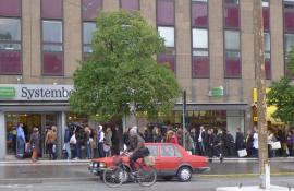 Zweden in de rij voor hun drankwinkels op zaterdagnamiddag.