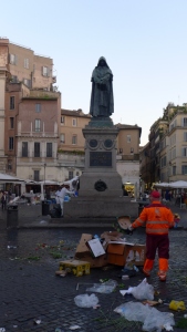 De denker aan de Campo dei Fiori, tussen het straatvuil van de voorbije, dagelijkse markt.